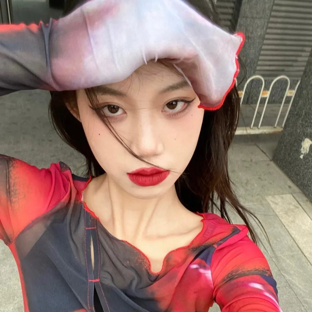 红衣小女孩